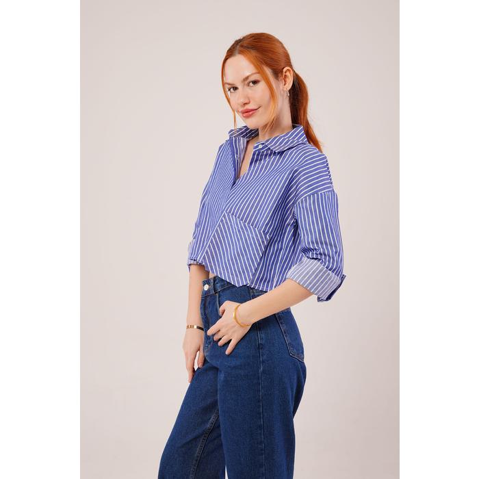 Crop Model Cepli Ve Çizgili Mavi Gömlek