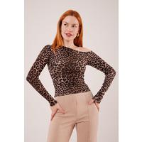 Düşük Omuz Detaylı Leopar Desen Bluz