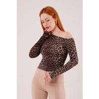 Düşük Omuz Detaylı Leopar Desen Bluz
